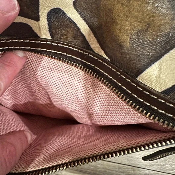 Dooney & Bourke Giraffe Print Shoulder Bag EUC no callouts - Picture 12 of 16